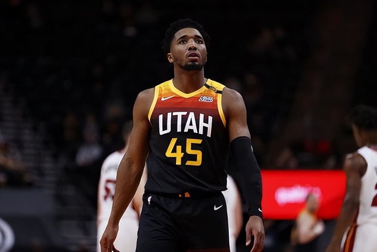 特朗普前儿媳与泰格·伍兹相拥躺吊床，恋情官宣，伊万卡打.